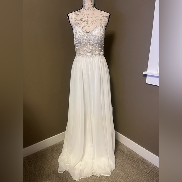 Beautiful wedding gown - Picture 2 of 2